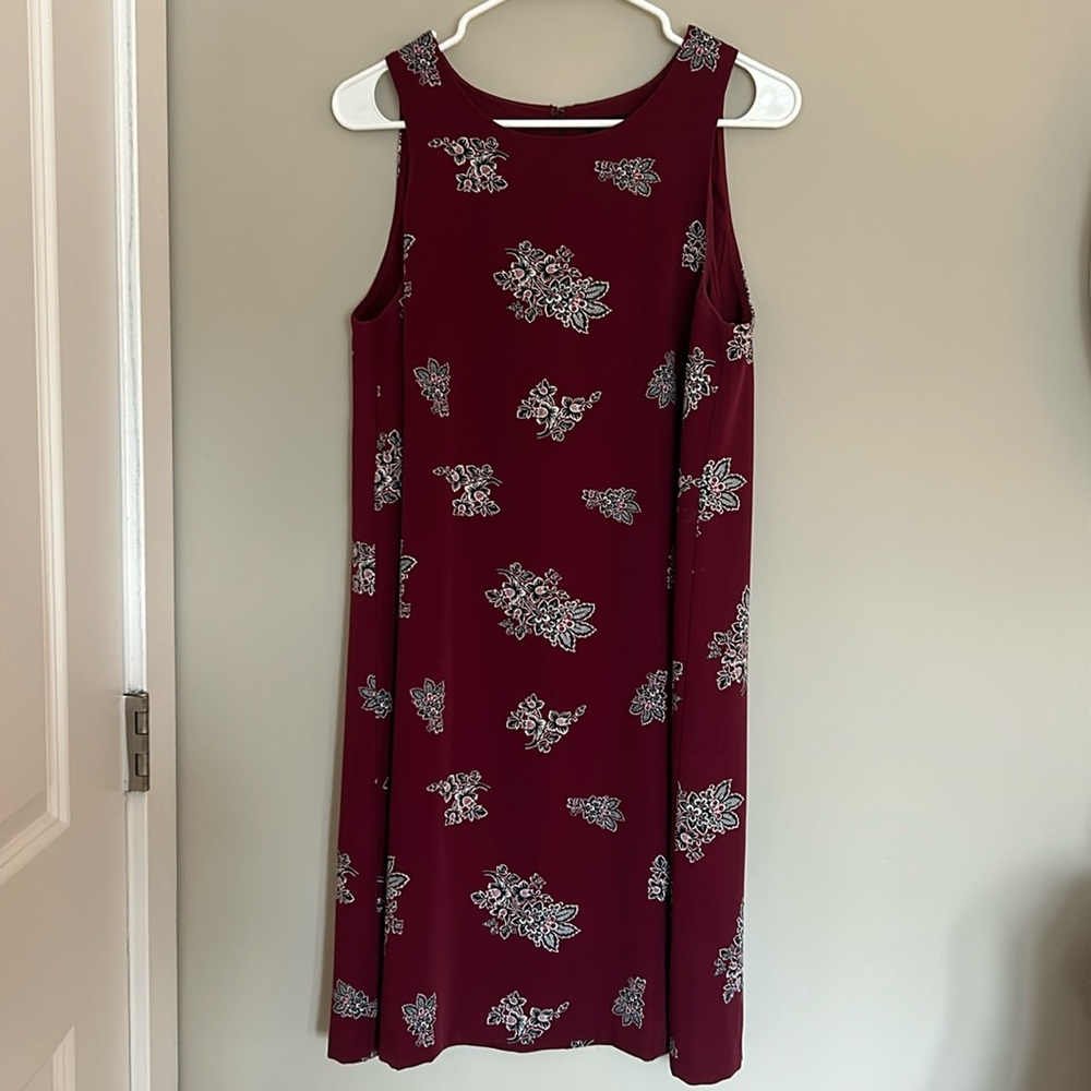 Ann Taylor size 8 dress maroon with flowers, lined.